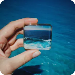 Crystal form of magnet with a picture of sea (fotogellary)